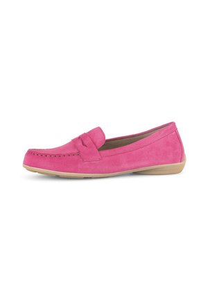 Rosa Wildleder-Loafer mit einem dünnen Riemen über der Vorderseite, runder Zehenform und Gummisohle. Die Seitenansicht hebt das flache Design und die glatte Oberfläche hervor.