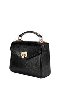 Musta krokotiiliaiheinen käsilaukku, jossa on jämäkkä muotoilu, kultasävyiset yksityiskohdat ja yläkahva. Varustettu lukkokiinnityksellä ja kulmikkailla reunoilla.