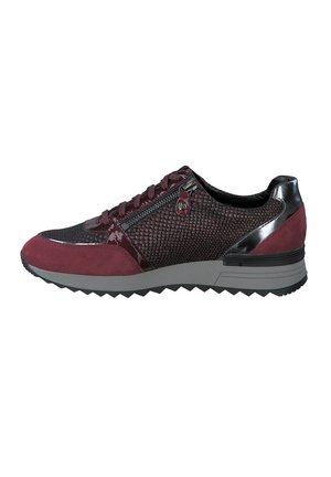 Baskets bordeaux discrètes avec côtés texturés, fermeture à glissière latérale, lacets et semelle gris rainurée pour un usage décontracté.