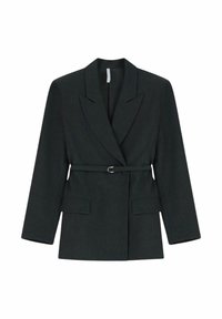 Blazer grigio scuro sartoriale con rever larghi, maniche lunghe, due tasche a pattina frontali e una cintura sottile con una piccola fibbia in metallo.