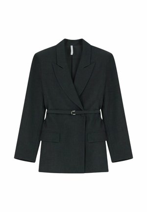 Blazer grigio scuro sartoriale con rever larghi, maniche lunghe, due tasche a pattina frontali e una cintura sottile con una piccola fibbia in metallo.
