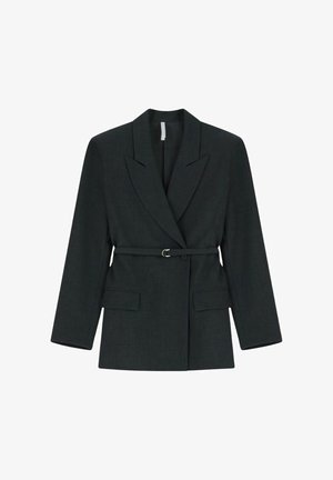 Blazer grigio scuro sartoriale con rever larghi, maniche lunghe, due tasche a pattina frontali e una cintura sottile con una piccola fibbia in metallo.