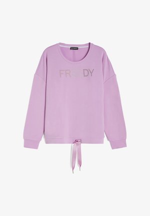 Levandulově fialová mikina s dlouhým rukávem a kulatým výstřihem, nápis "FREDDY" z broušených kamínků přes hrudník a nastavitelné stahování mašlí na spodním okraji.