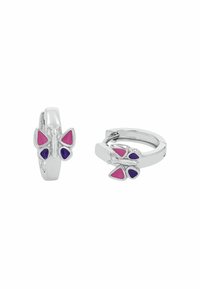 Pendientes de aro en tono plateado con un diseño de mariposa y acentos de esmalte triangular en rosa y púrpura. Vista en primer plano que muestra los detalles.