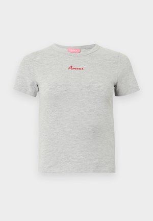 Pilkas trumpomis rankovėmis marškinėlis iš minkštos medžiagos, priekyje raudonai išsiuvinėtas žodis „Amour“. Apvalus kaklo iškirpimas, paprastas dizainas.