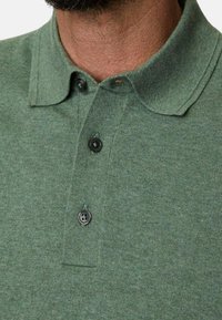 Zielona koszulka polo wykonana z miękkiego materiału, z klasycznym kołnierzykiem, czterema ciemnymi guzikami oraz fakturowanym wzorem. Casualowy design do wszechstronnego noszenia.