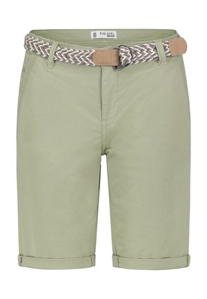 Hellgrüne knielange Shorts mit umgeschlagenen Säumen und einem gewebten beige-grauen Gürtel mit Lederakzenten.