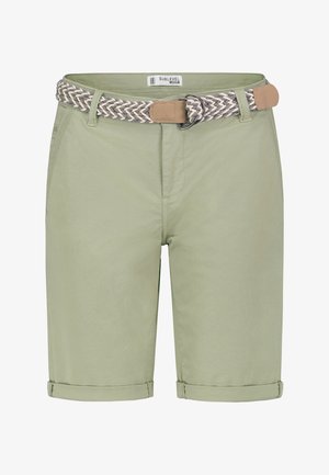 Hellgrüne knielange Shorts mit umgeschlagenen Säumen und einem gewebten beige-grauen Gürtel mit Lederakzenten.