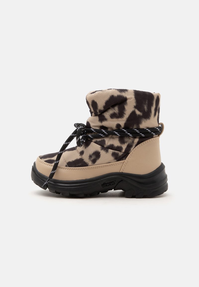 Χειμερινή μπότα σε μπεζ και μαύρο με animal print, χοντρή μαύρη σόλα, επενδεδυμένο πάνω μέρος και ριγέ κορδόνια σε μαύρο και άσπρο δεμένα γύρω από τον αστράγαλο.