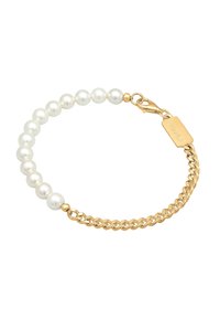 Bracciale di perle con perle bianche tonde e un segmento di catena dorata, assicurato con un moschettone dorato e un piccolo tag.
