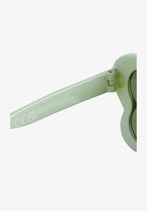 Világoszöld napszemüveg kerek formával, színezett lencsékkel és műanyag kerettel. A szárakon "CE UK CA" és "MADE IN CHINA" feliratok találhatók.