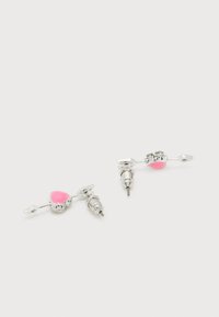 Ασημένια σκουλαρίκια με καρδιά στο κέντρο σε ροζ απόχρωση και μικρές στράς πέτρες, σχεδιασμένα με οριζόντια μπάρα και κούμπωμα πεταλούδας.