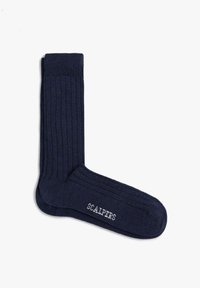 Calcetines azul marino acanalados hechos de tela suave, con talón y puntera reforzados. Logo "SCALPERS" bordado en blanco en el lateral.