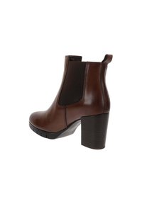 Bruine leren enkelboots met een ronde neus, elastische zijkanten en een gestructureerde blokhak. Voorzien van een trekflap aan de achterkant.