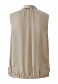 Ärmellose Bluse aus weichem beigen Stoff mit runder Kragen, gerafftem Rücken und elastischem Saum, die eine glatte Textur und einen lockeren Schnitt bietet.