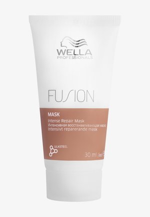 Tube de masque réparateur intense Wella Professionals Fusion avec formule Silksteel, 30 ml, étiqueté en anglais, russe et suédois.