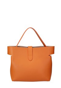 Borsa tote in pelle arancione con forma arrotondata, manico superiore singolo e chiusura a patta anteriore. Struttura liscia con dettagli di design minimi.