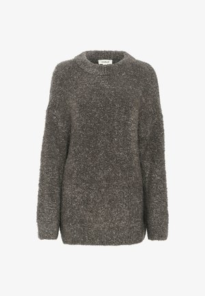 Siv, teksturiran pulover s okroglo izreznico, dolgimi rokavi in ohlapnim krojem. Narejen iz mehkega, puhastga materiala, ki ima preprost dizajn.