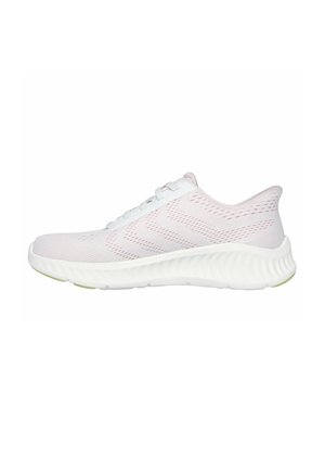 Baskets légères en mesh blanc avec des accents roses, dotées d'une semelle blanche flexible avec des nervures texturées et d'un design de talon rembourré.