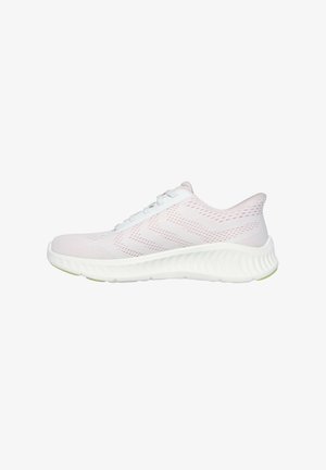 Baskets légères en mesh blanc avec des accents roses, dotées d'une semelle blanche flexible avec des nervures texturées et d'un design de talon rembourré.