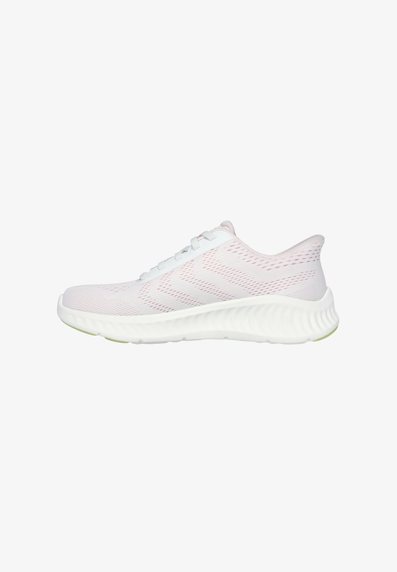 Zapatilla deportiva ligera de malla blanca con acentos en rosa, que presenta una suela blanca flexible con estrías texturizadas y un diseño de talón acolchado.