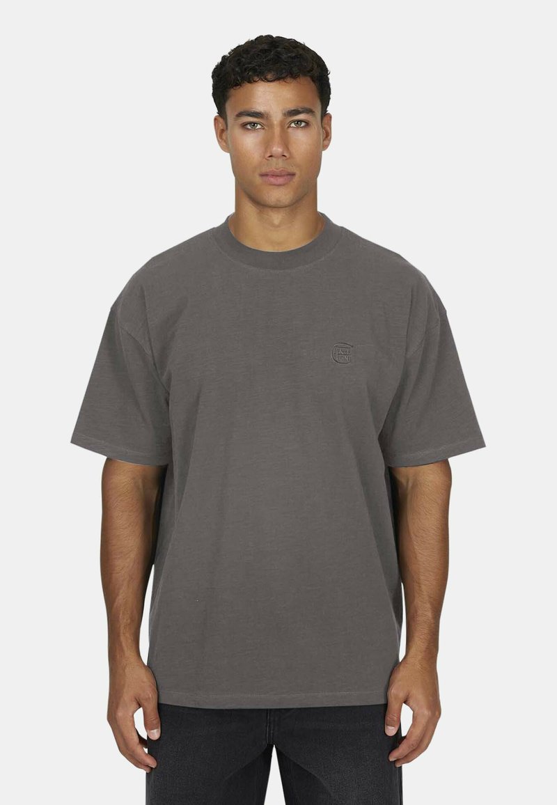 Szara, oversize t-shirt wykonana z miękkiej bawełny, z okrągłym dekoltem i krótkimi rękawami. Dyskretny akcent logo na klatce piersiowej.