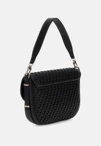 Svart handväska med vävd textur, strukturerad form, klaffstängning och kort, bred axelrem med detaljer i guld.