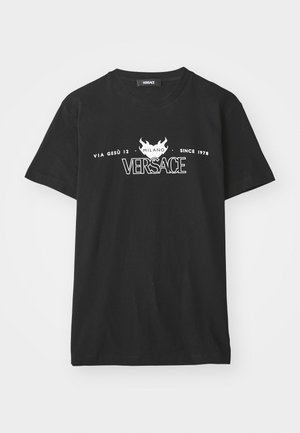 T-shirt preta de algodão com mangas curtas, apresentando texto impresso em branco e um logótipo de chama. Gola redonda, ajuste descontraído, design casual.