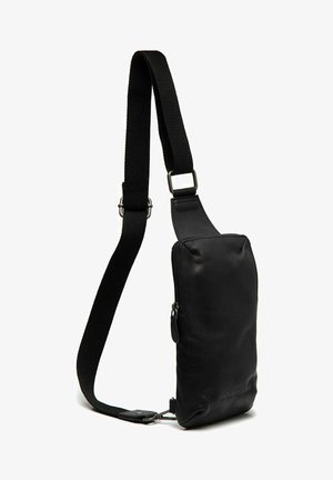 Zwarte leren schoudertas met een rechthoekige vorm, voorzien van een ritssluiting en een verstelbare nylon schouderband. Gladde textuur, minimalistisch ontwerp.