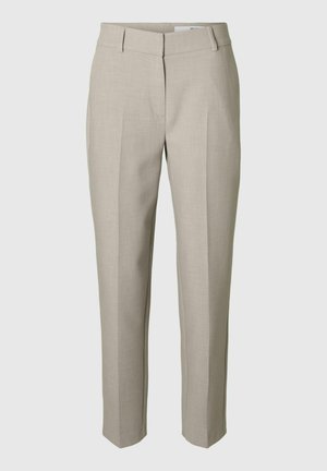 Pantalons beige ajustés avec une texture lisse, devant plat, et deux plis verticaux sur chaque jambe, dotés d'une taille standard et de poches latérales.
