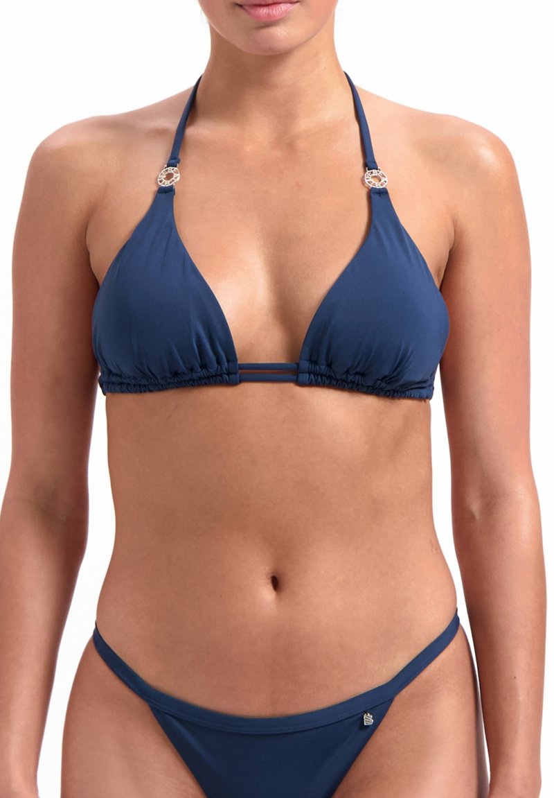 Navyblauw bikini met een driehoekstop en dunne bandjes, met zilverkleurige hardware accenten en ge gathered stofdetails.
