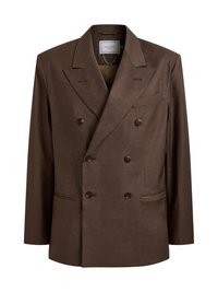 Brun dobbelspent blazer med spisse slag, seks knapper og frontlommer med innsving, vist på en enkel hvit bakgrunn.