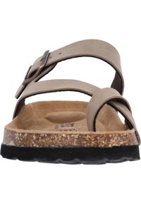 Braune Wildledersandale mit zwei breiten Riemen, verstellbarem Metallverschluss, Korkfußbett und strukturiertem schwarzen Gummisohle.