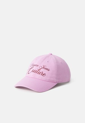 Rosa Baseballkappe mit gebogenem Schirm, strukturiertem Stoff und gesticktem "Versace Jeans Couture" in Schreibschrift.