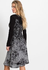 bonprix Abito in maglia - black