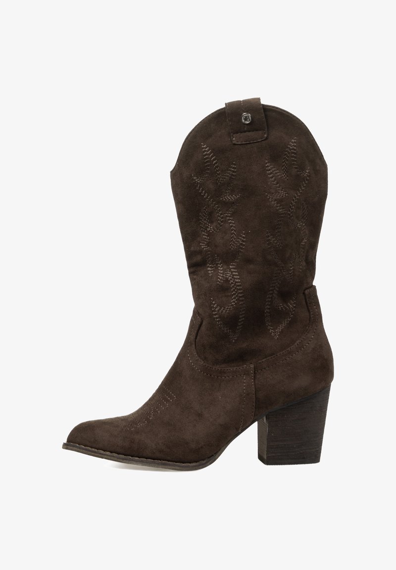 Bota de vaquero de ante marrón con patrones florales bordados, punta puntiaguda y tacón bloque. Cuenta con una pestaña decorativa para tirar en el eje.