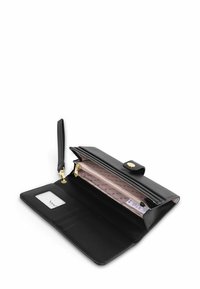 Černá kožená peněženka se zlatým zapínáním na patentku, s otevřeným vnitřkem, přihrádkami na karty a zipovou kapsou; světlé vzorované vnitřní podšívání.