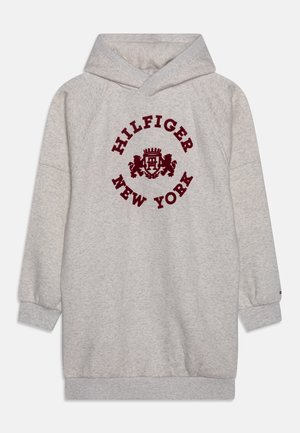 Grå sweatshirtklänning med huva, med en vinröd cirkulär logotyp som säger "HILFIGER NEW YORK", ribbade ärmslut och en avslappnad passform.