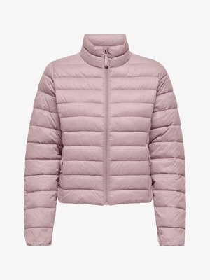 Vaaleanpunainen toppatakki, jossa korkea kaulus, tikattu muotoilu, vetoketjullinen etuosa ja pitkät hihat. Sileä, vettä hylkivä kangas.