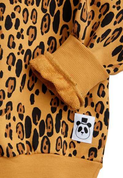 Laste oranžid leopardimustriga pusa mustade laikudega, millel on tekstuuriga mansett ja panda logo plaastriga äär.