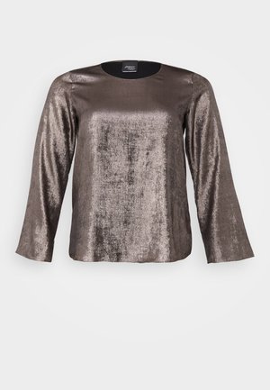 Metallisk bronse langermet topp med rund hals, jevn tekstur og flytende silhuett. Subtil glans gjennom stoffet.
