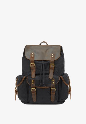 Plecak wykonany z czarnej tkaniny z brązowym skórzanym klapą. Posiada dwie przednie kieszenie, regulowane szelki oraz mosiężne akcenty.
