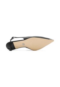 Scarpa slingback nera in pelle con punta affusolata, accentuata da dettagli metallici, tacco a cono e suola beige. Presenta una cinghia alla caviglia regolabile.