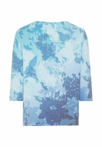 Hellblaue Bluse mit Blumenmuster, 3/4-Ärmeln, rundem Halsausschnitt und einem Farbverlauf mit dunkleren blauen Akzenten am unteren Rand.