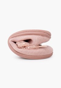 Weicher, rosa gestrickter Babyschuh, in der Mitte gefaltet, mit Spitzenbesatz vor weißem Hintergrund.