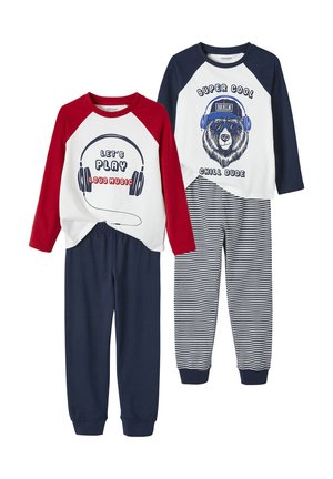 Zwei Kinderschlafanzüge: einer mit roten Ärmeln, Kopfhörer-Grafik, Text "Let's play loud music", marineblaue Hose; der andere mit marineblauen Ärmeln, Bären-Grafik, gestreifte Hose.