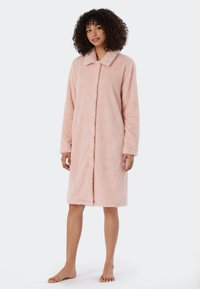 Rosa fluffig frotté väst i en design med krage, långa ärmar, framtill knäppning med knappar och knälängd. Supermjukt material.