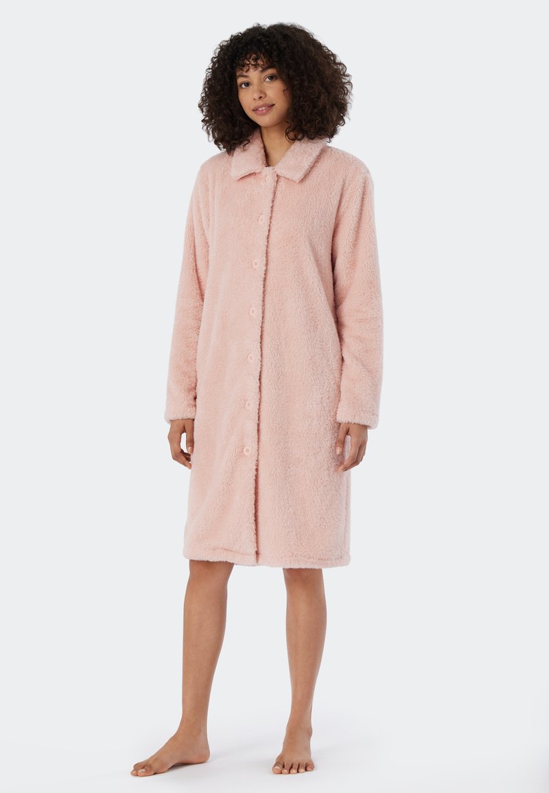 Rosa fluffig frotté väst i en design med krage, långa ärmar, framtill knäppning med knappar och knälängd. Supermjukt material.