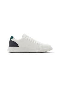 Sneaker bianco con tomaia in tela, caratterizzata da una finitura testurizzata. Accentatura sul tallone di un blu navy scuro e targhetta verde sul retro. Design con lacci.