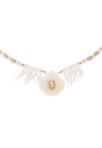 Collier en perles blanches avec un pendentif en coquillage, accents dorés et incrustation de pierres transparentes. Design texturé avec des éléments allongés et suspendus.